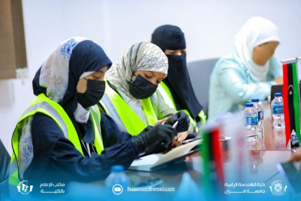 في إطار دمج المعارف الأكاديمية النظرية بالتطبيقات العملية لتقنيات الاتصالات الخلوية، ... اختتم تسعة عشر طالباً من شعبة الاتصالات بكلية الهندسة - الرقيبة - يوم الخميس، الموافق (6-8-2026م) برنامجاً تدريبياً ميدانياً في فرع شركة ليبيانا للهاتف المحمول بمدينة سبها